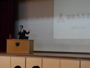 壇上で市長が講演する様子