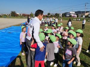 開会前に子供達と触れ合う市長