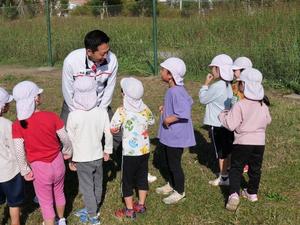 開会前に子供達と触れ合う市長