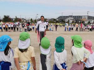 しっぽとりに参加する市長