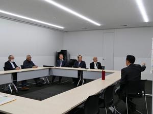 参加者にまちづくりについて説明する市長