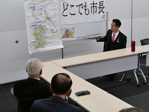市域図を指して説明する市長