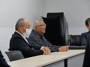 笑顔で意見交換する参加者