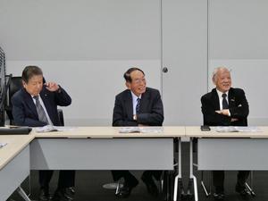 笑顔で意見交換する参加者