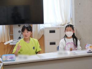 手振りを交えて市長に意見を伝える児童