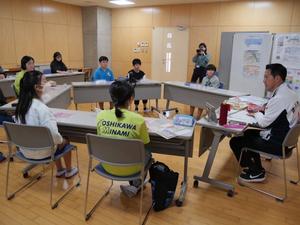 参加した児童にまちづくりについて説明をする市長