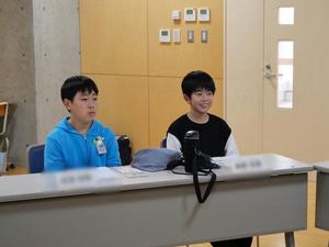 笑顔で市長に意見を伝える児童