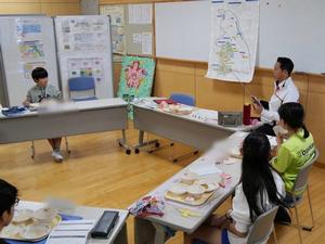 市域図を指して説明する市長
