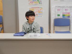 真剣な表情で市長に意見を伝える児童