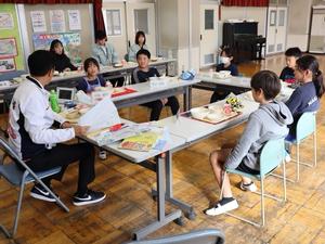 市長が児童の意見を聞く様子