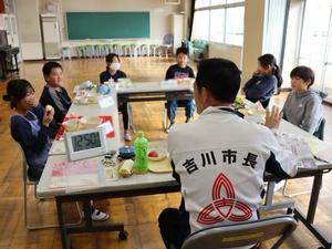 市長とやりとりをする児童の様子