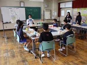 広報よしかわを手に説明をする市長