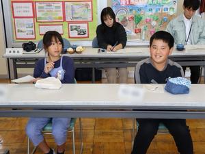 笑顔で他の児童の話を聞く児童