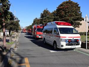 列をなす救急車や消防車