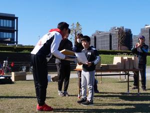 表彰式で賞状と賞品を授与する市長