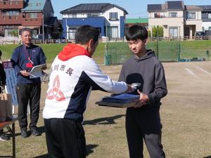 表彰式で賞状と賞品を授与する市長