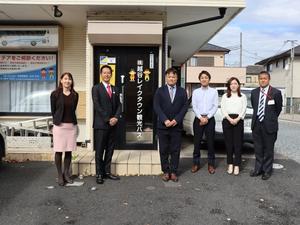 事務所前で社長や社員の皆さんと市長との記念撮影