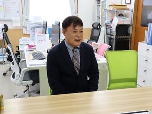 お話をされる生井社長
