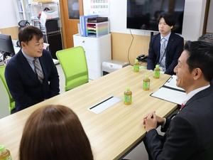 笑顔で話をする市長、生井社長