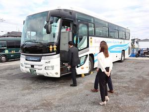 大型バスに乗り込む市長