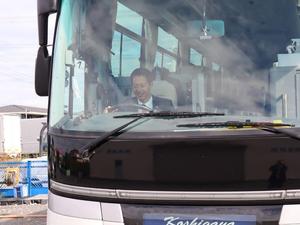 大型バスの運転席に座る市長