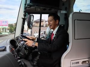 大型バスの運転席に座る市長