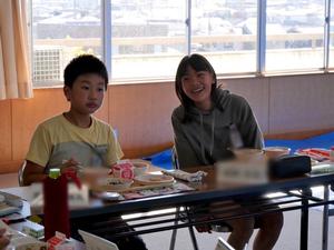 笑顔で市長の話を聞く児童