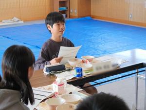 笑顔で市長に意見を伝える児童