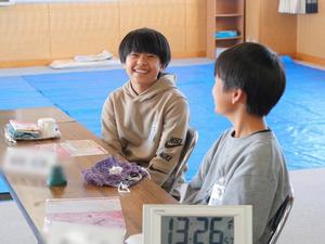 笑顔で市長に意見を伝える児童