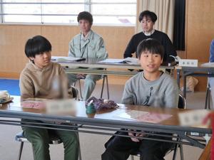 笑顔で市長に意見を伝える児童
