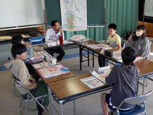 児童の意見に耳を傾ける市長の様子