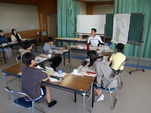 市域図を指して説明する市長