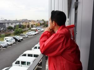 遠くに見える栄小学校を見つめる市長の横顔