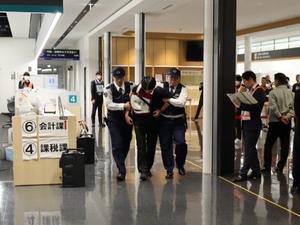 警察が犯人役を連行する様子