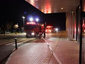庁舎に駆け付けた消防車両、救急車両