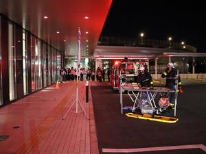 ストレッチャーを運ぶ救急隊員