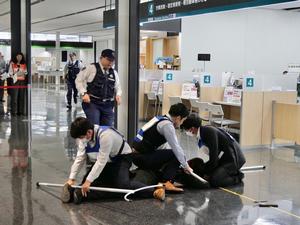 職員がさすまたを使って犯人役を取り押さえる様子