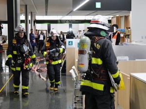 消防隊員の活動の様子