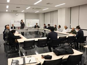 冒頭立ち上がって挨拶をする市長