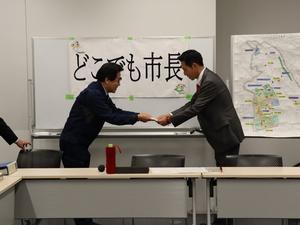 寄付金を受け取る市長
