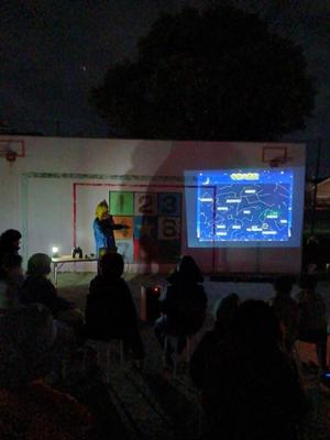 夜間星座の話を聞く参加者の様子