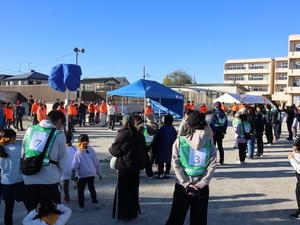 校庭に集まる参加者の様子