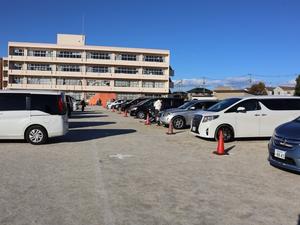 校庭に整列駐車された自家用車