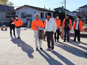 自治会の方々と話をする市長