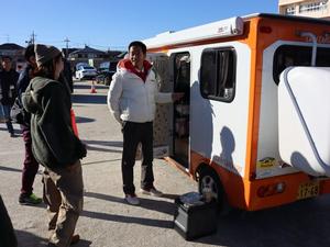 自治会の方々と話をする市長