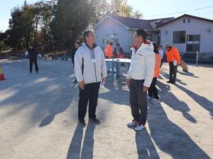 中曽根小学校石崎校長と話をする市長