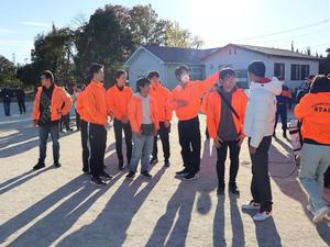 自治会の方々と話をする市長