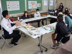 市長の説明を聞く真剣に聞く児童たち