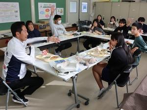 楽しく意見交換をする市長と児童たちの様子