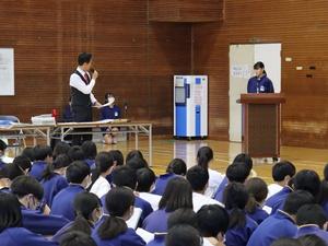 発表した生徒にコメントする市長